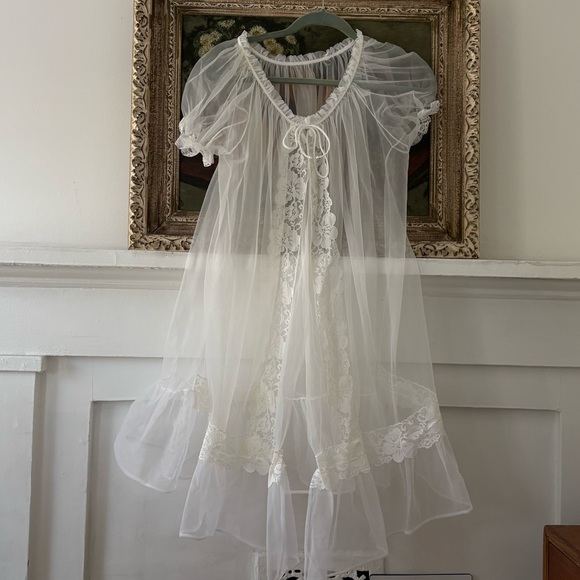 Vintage White and Cream Lace Slip & Robe - Picture 3 of 8